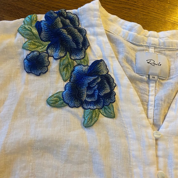 Rails Thea Blouse in White with Blue Rose Embroidery - Picture 4 of 8